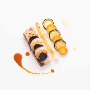 ヴィクトリアガーデン恵比寿迎賓館/テイクアンドギヴ・ニーズウェディング 釣好きの新郎様のために「瀬戸内甘鯛とオホーツク産帆立貝のシャンパン蒸し」を提案