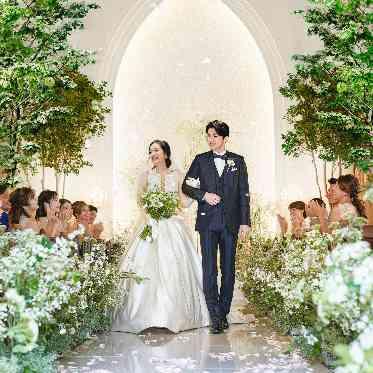 ホテルフランクス 【独立型チャペル】溢れる緑と空間を照らす柔らかな光が、ふたりを優しく包み込み。