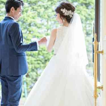 ホテルフランクス 挙式のあとは、独立型チャペルをバックに写真も残して