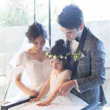 ホテルフランクス 結婚証明書へ手形サイン。お子様の手の大きさが、家族の思い出の1ページに刻まれる!