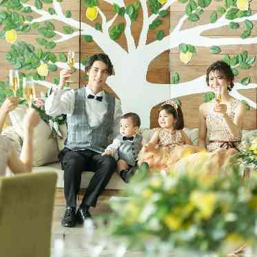 ホテルフランクス メインソファ席。お子様を真ん中に座らせて、家族全員がパーティの主役に!