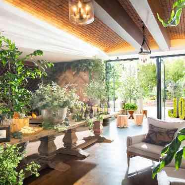 ホテルフランクス 専用ゲートを抜けた先には、プール付ガーデン、ワイナリーを思わせるラウンジ