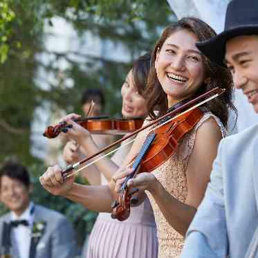 光と緑溢れる空間に自然と緊張もほぐれる