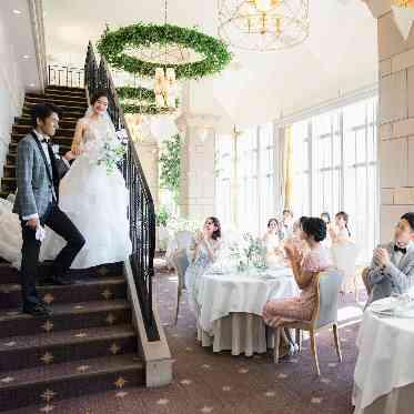 ホテルフランクス 会場内階段からロマンチックな入場も◎