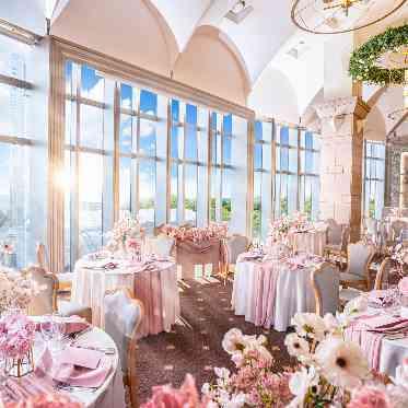 大きな窓から陽光が差し込む。柔らかな祝福に包まれて。