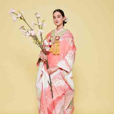 ホテルフランクス こだわっているのが“色”。刺繍の配色や地からオリジナルで染め上げた美しい着物達。