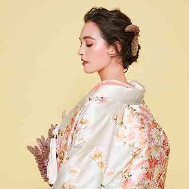 ホテルフランクス 花嫁さまの個性を引き立てる、和装ならではの色合わせやお小物合わせ。