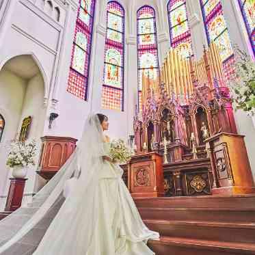ノートルダム北九州/FIVESTAR WEDDING アンティークの祭壇がウェディングドレスの純白を一層際立たせます