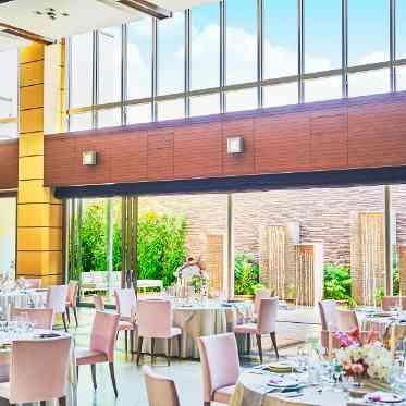 ノートルダム北九州/FIVESTAR WEDDING コーディネート次第でおふたり好みの空間が作りやすい会場です