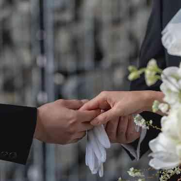 想いを託す、誓いの手と手