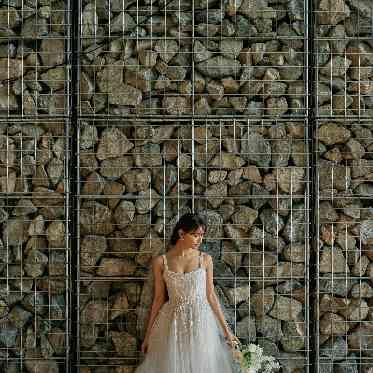 石造りの壁をバックに