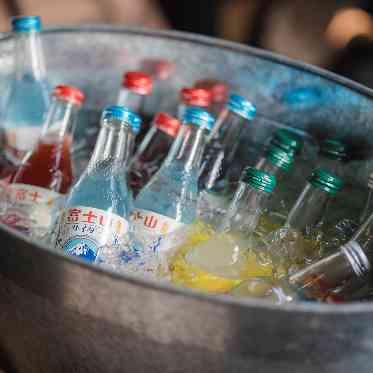 ドリンクはアルコール&ノンアルコールともに多数の種類をバーカウンターにご用意。