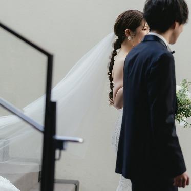 柔らかく揺れるベールが彩る歩みのワンシーン