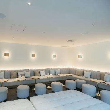 ゆったりお食事いただけるソファ席も完備