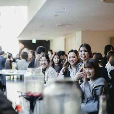 ドリンクを選びながら笑顔が広がる和やかな時間