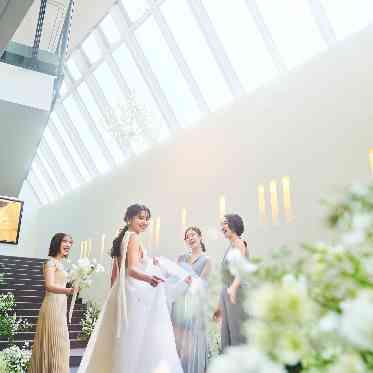 SOLA KOBE 光差し込むウェルカムパークで友人と迎える晴れ姿の瞬間