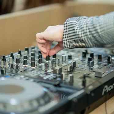 専属DJがおふたりの演出に合わせてBGMでおもてなし