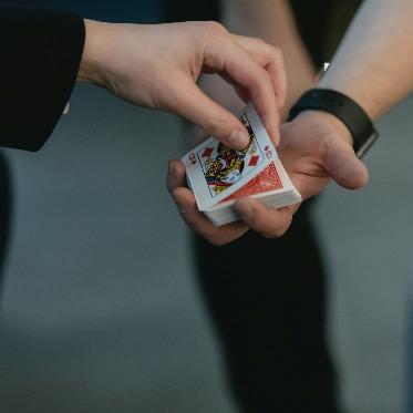 マジシャンによる「トランプショー」は老若男女問わず盛り上がる人気演出