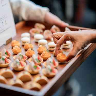 SOLA KOBE スタッフがゲストひとりひとりにお声掛けして提供いたします