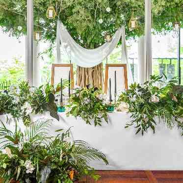 SOLA KOBE メインテーブルの後ろのシンボルツリーが印象的