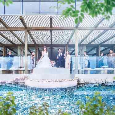 SOLA KOBE 水面きらめくテラスに立つ歓声と笑顔に包まれたひととき