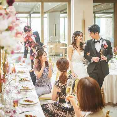 SOLA KOBE 自然光にあふれゲストと近い距離で楽しむ長卓レイアウトもおすすめ