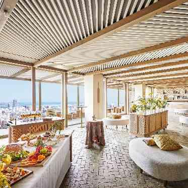 SOLA KOBE 開放的な室内スペースでデザートを堪能