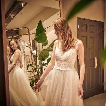 SOLA KOBE 厳選されたドレスの中から、おふたりに合う衣装をコーディネーターがご提案