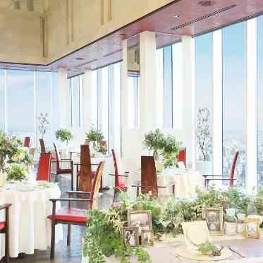 ENOTECA　PINCHIORRI（エノテーカ　ピンキオーリ） お食事スペースは全面ガラス張りのため開放感を味わっていただくことができます