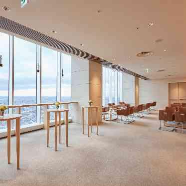 ENOTECA PINCHIORRI(エノテーカ ピンキオーリ) 受付・待合ではテーブル席とカウンター席を用意(収容70名様)