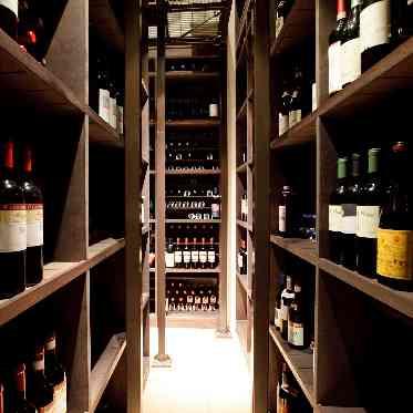ワインセラーには世界中のワインからソムリエが厳選した約1万本のワインが揃います