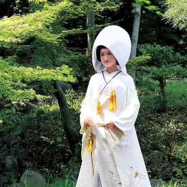 ENOTECA PINCHIORRI(エノテーカ ピンキオーリ) 白無垢にもいくつかのデザインがあり、まずはご試着下さい(要予約)