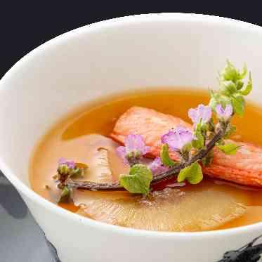 三河湾リゾートリンクス迎賓館 フカヒレとずわい蟹をつかった贅沢な前菜でメインへの期待値が上がります