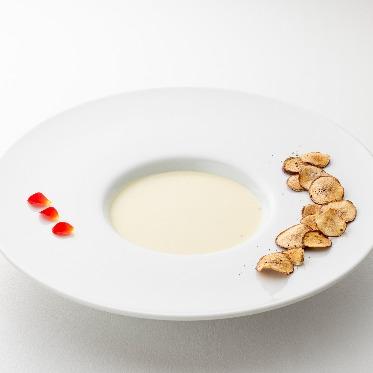 三河湾リゾートリンクス迎賓館 さつまいもチップやベルローズが添えられた季節素材を丁寧に仕上げたスープ