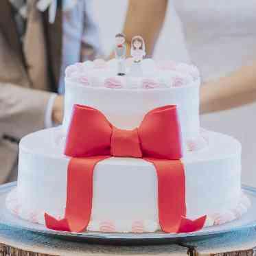 三河湾リゾートリンクス迎賓館 ケーキトッパーと大きなリボンで可愛らしいデザインに