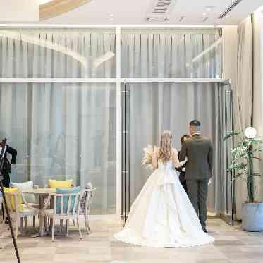 テラスからの入場でゲストを驚かせて