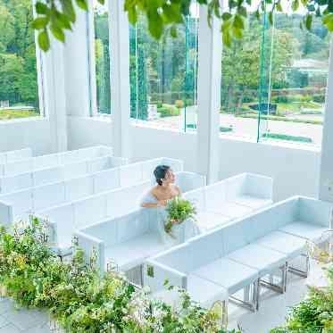 ガーデンテラス東山 白を基調とした開放的のある挙式会場