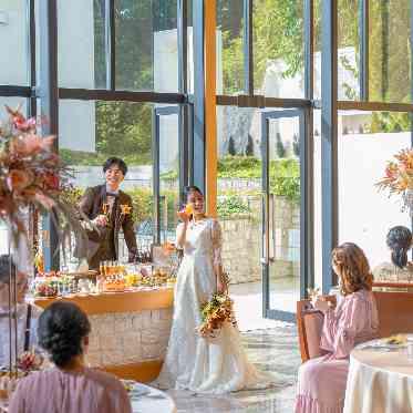 ガーデンテラス東山 ゲストの皆様との距離感が近い披露宴会場だからこそアットホームなお時間をお過ごしい