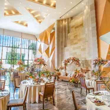 ガーデンテラス東山 天井高8mもある開放的な披露宴会場で素敵なお時間をお過ごしいただけます