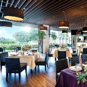 ガーデンテラス東山 10~30名様対応のストリア。東山の緑と音楽噴水が目の前に見える贅沢な会場。