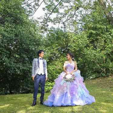 ガーデンテラス東山 夏の時期の前撮りは緑が映え素敵な1枚に