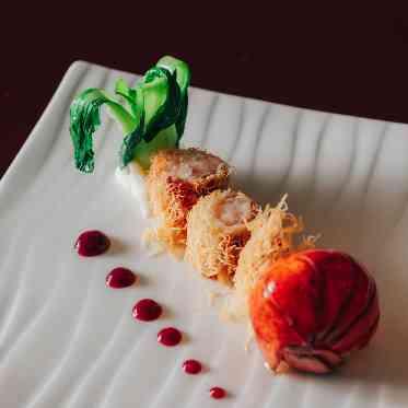 ガーデンテラス東山 カナダ産オマール海老のカダイフ巻き
プティ野菜 ソースクレームドオマール