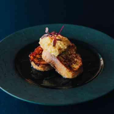 ガーデンテラス東山 フレンチトーストのハニーソースとトリュフ風味のスクランブルエッグ