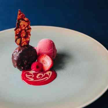 ガーデンテラス東山 ミルクチョコレートムース ココアのチュイル 苺のソルベ