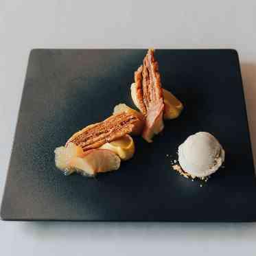 ガーデンテラス東山 南瓜のクリーム 林檎のコンポートと軽いロースト 紅茶のアイスクリームを添えて