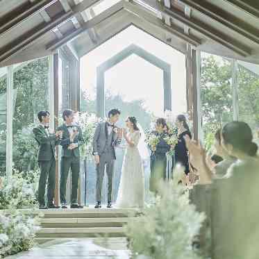 伊勢山ヒルズ 深紅のヴァージンロードがドレスを美しく映えさせる