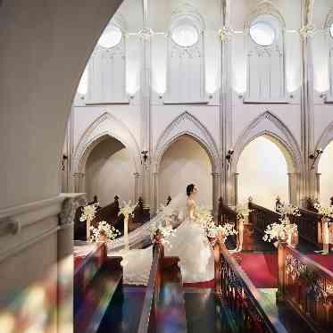 伊勢山ヒルズ 深紅のヴァージンロードがドレスを美しく映えさせる