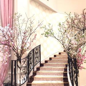 アニヴェルセル みなとみらい横浜 階段にも装飾してオシャレにコーディネートを楽しめる