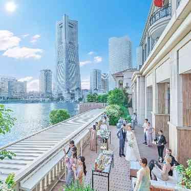アニヴェルセル みなとみらい横浜 みなとみらいの海を眺めながら“誰が憧れる”結婚式を。