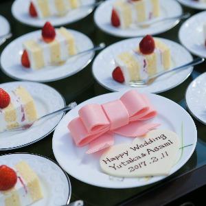 アニヴェルセル みなとみらい横浜 ウエディングケーキは新郎新婦からゲストの皆様へケーキサーブの演出で楽しんで